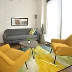 Bright City Center Corner Apartment
