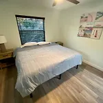Charming Renovated Home With Jetted Tub/King Beds