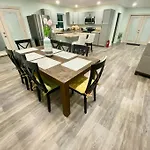 Charming Renovated Home With Jetted Tub/King Beds