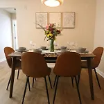 Restful Refuge 2 Bedroom Boutique Condo W Pool & Gym
