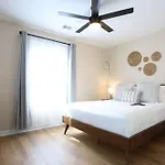 Restful Refuge 2 Bedroom Boutique Condo W Pool & Gym