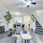 Tranquil Gainesville Gem With Lanai And Pool Access!