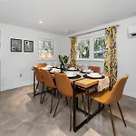 Smart Bungalow: 10-Min To Uf, Central Location