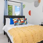 Smart Bungalow: 10-Min To Uf, Central Location