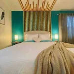 The Botanical Retreat, King Comfort & Poolside Peace