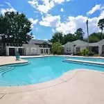 The Botanical Retreat, King Comfort & Poolside Peace