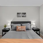 Family Friendly Townhouse With Reading Nook And Bike