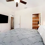 Beautiful Home, Walk To Uf, Newly Built