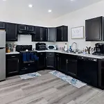 Beautiful Home, Walk To Uf, Newly Built