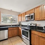 Sweetwater 7C I Beautiful 2Bd Apt I Free Parking