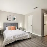 Sweetwater 8E I Beautiful 2Bd Apt I Free Parking