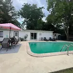 House With Pool Under The Trees Near Uf