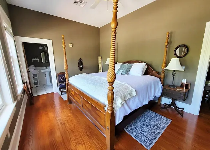 Camellia Rose Inn- King Room Southern Charm