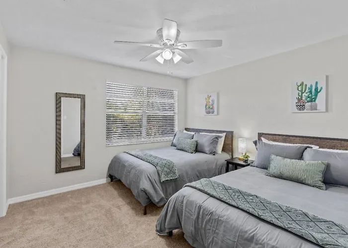 Family Friendly Townhouse With Reading Nook And Bike