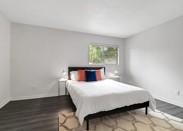 Sweetwater 7E I Beautiful 2Bd Apt I Free Parking