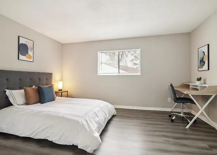 Sweetwater 8E I Beautiful 2Bd Apt I Free Parking