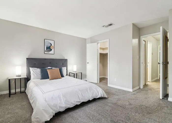 Sweetwater 26D I Beautiful 2Bd Apt I Free Parking