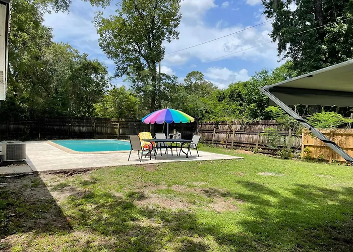 House With Pool Under The Trees Near Uf