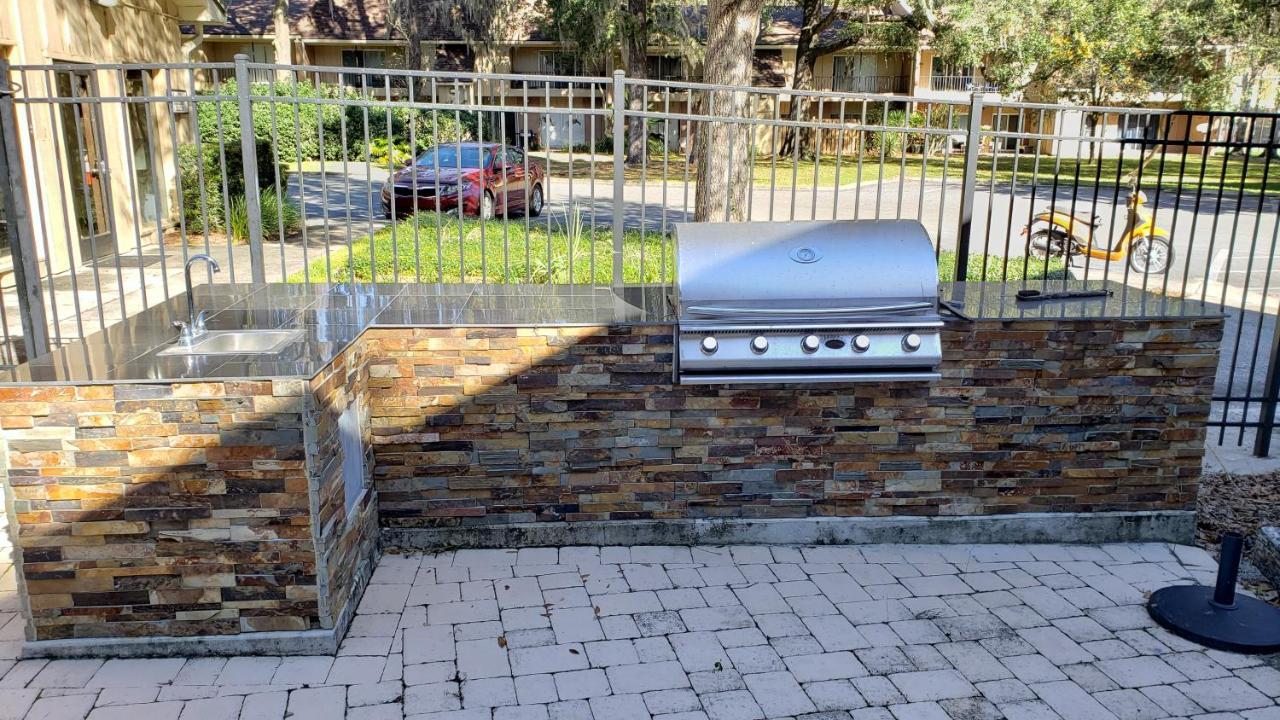 Prime Location For Uf Visitors 2br With Pool And Fast Wi-fi Apartamento