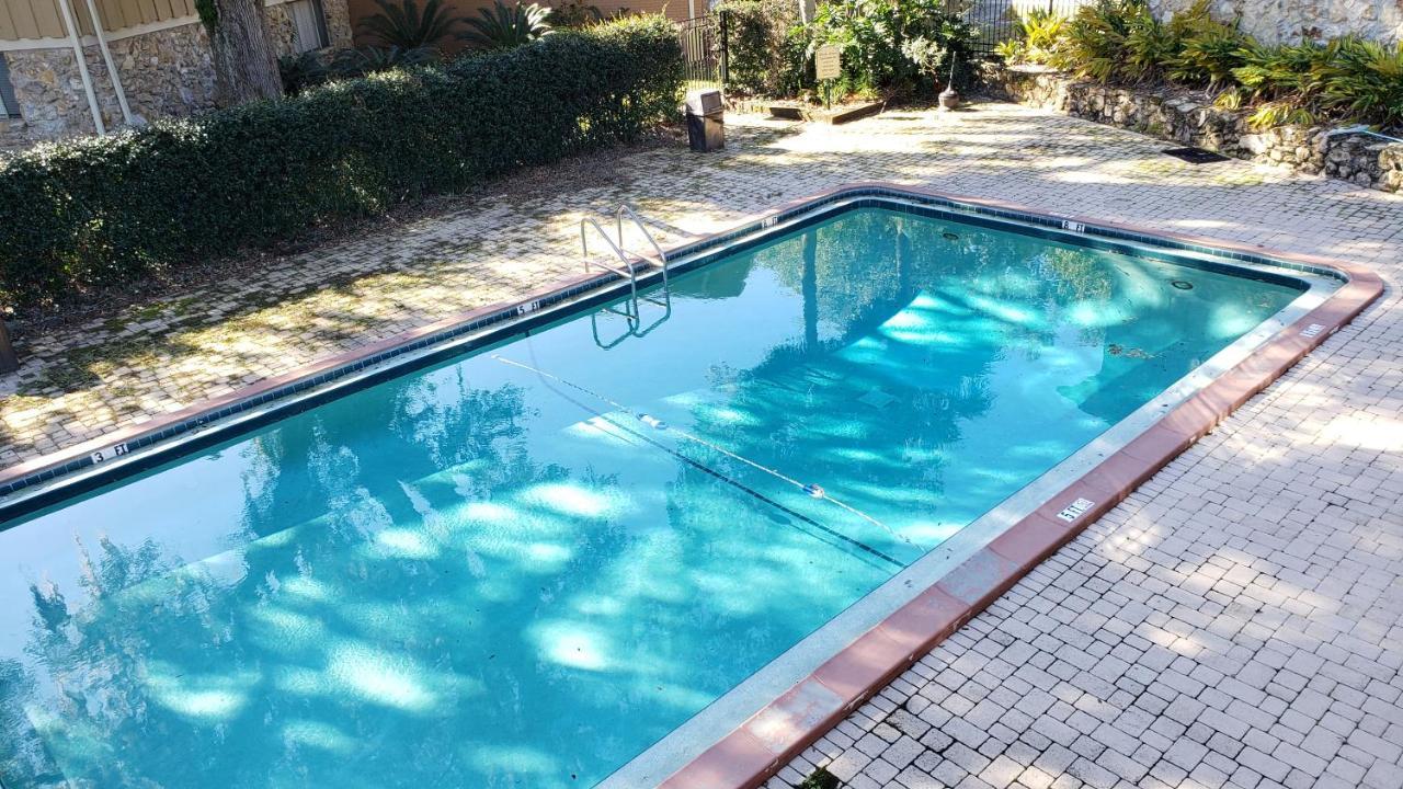 Prime Location For Uf Visitors 2br With Pool And Fast Wi-fi Gainesville