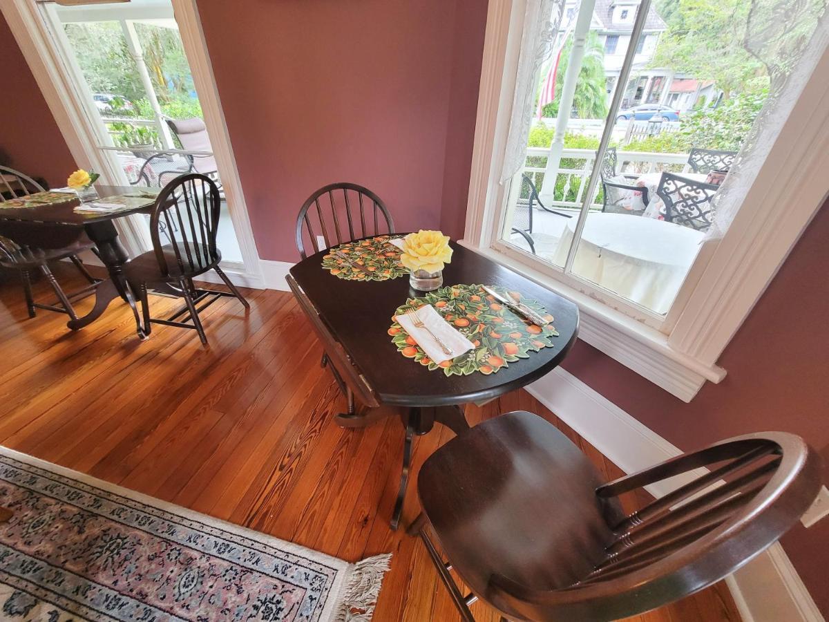 Acomodação com café da manhã  Camellia Rose Inn- King Southern Charm