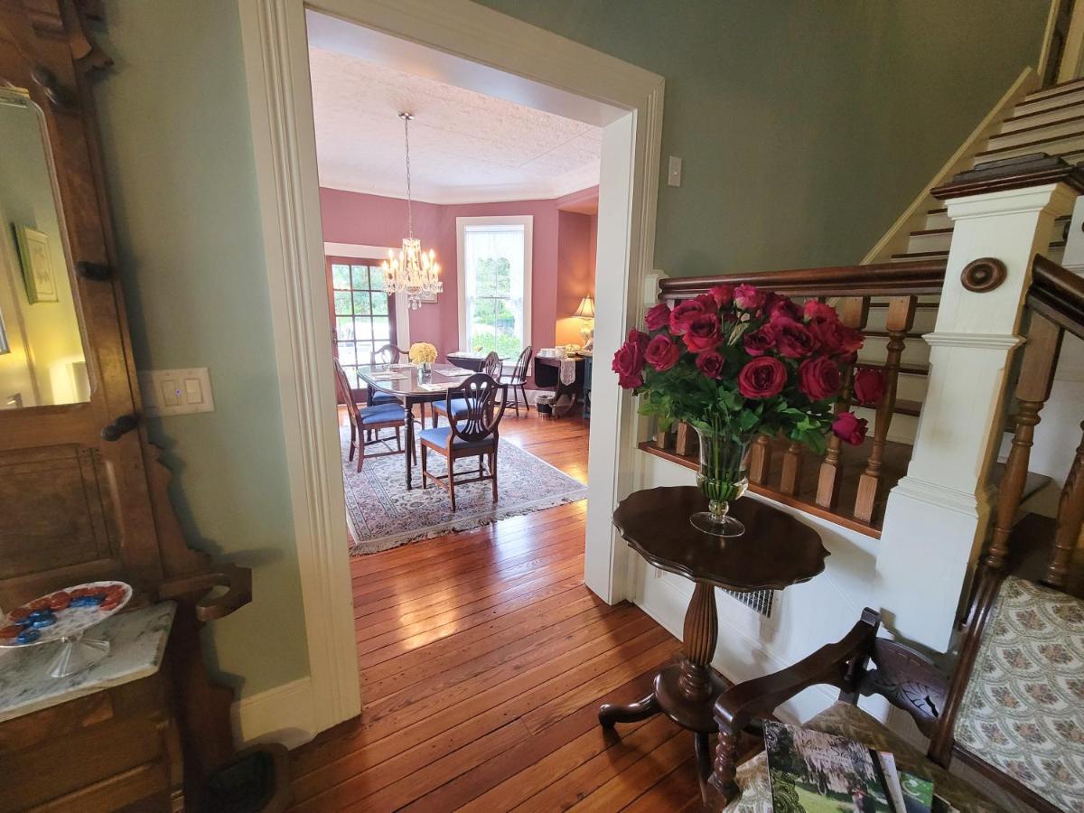 Camellia Rose Inn- King Southern Charm *