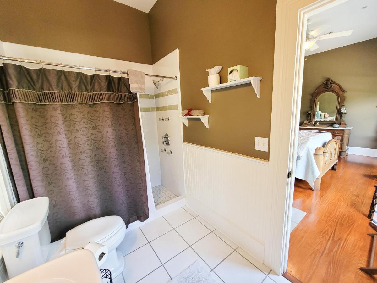 Camellia Rose Inn- King Southern Charm Acomodação com café da manhã  Gainesville