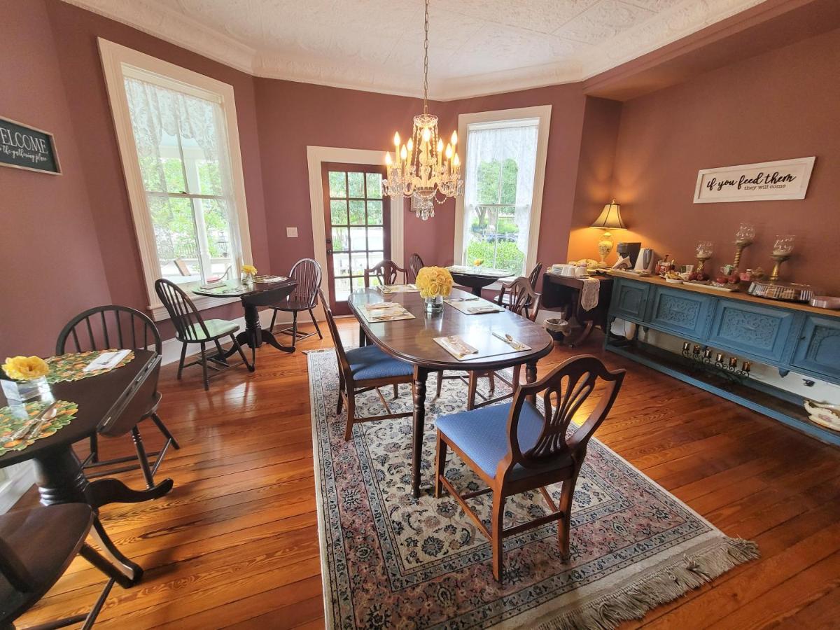 Camellia Rose Inn- King Southern Charm *