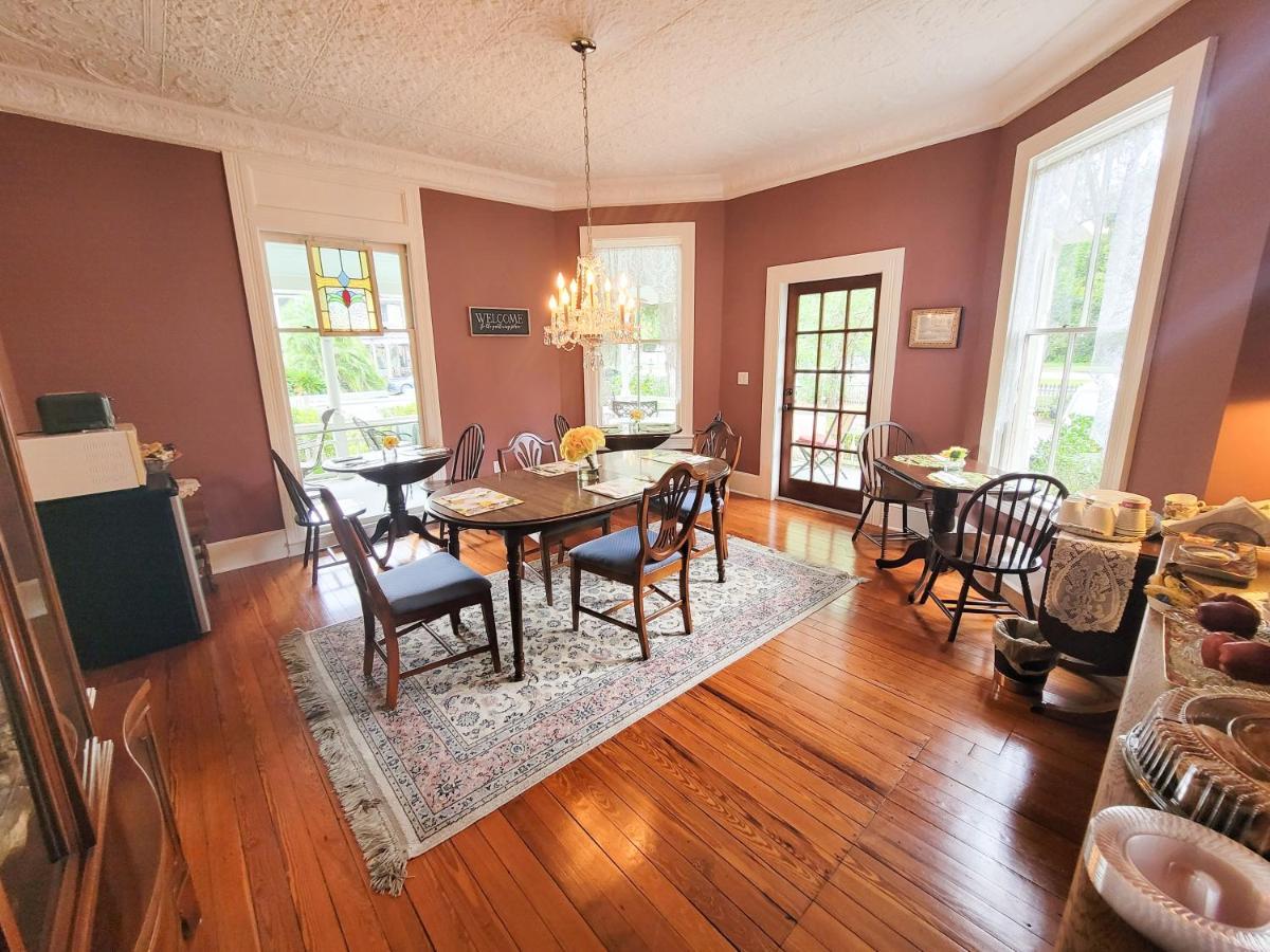 Acomodação com café da manhã  Camellia Rose Inn- King Southern Charm