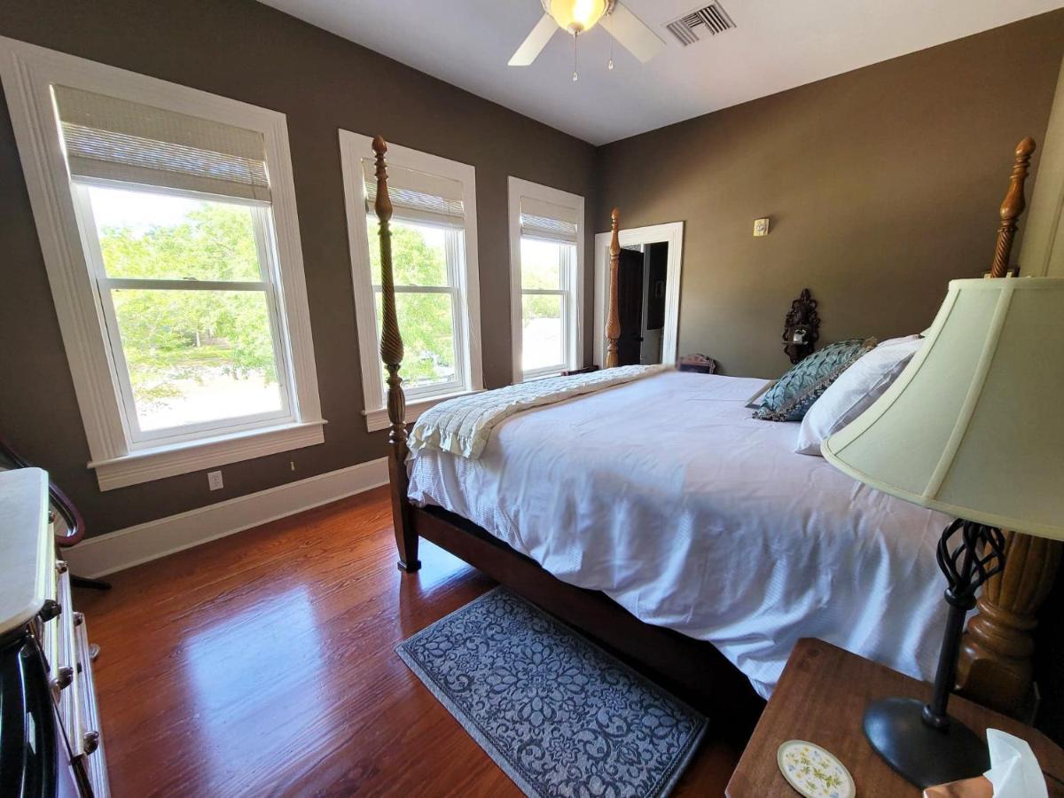 Camellia Rose Inn- King Southern Charm