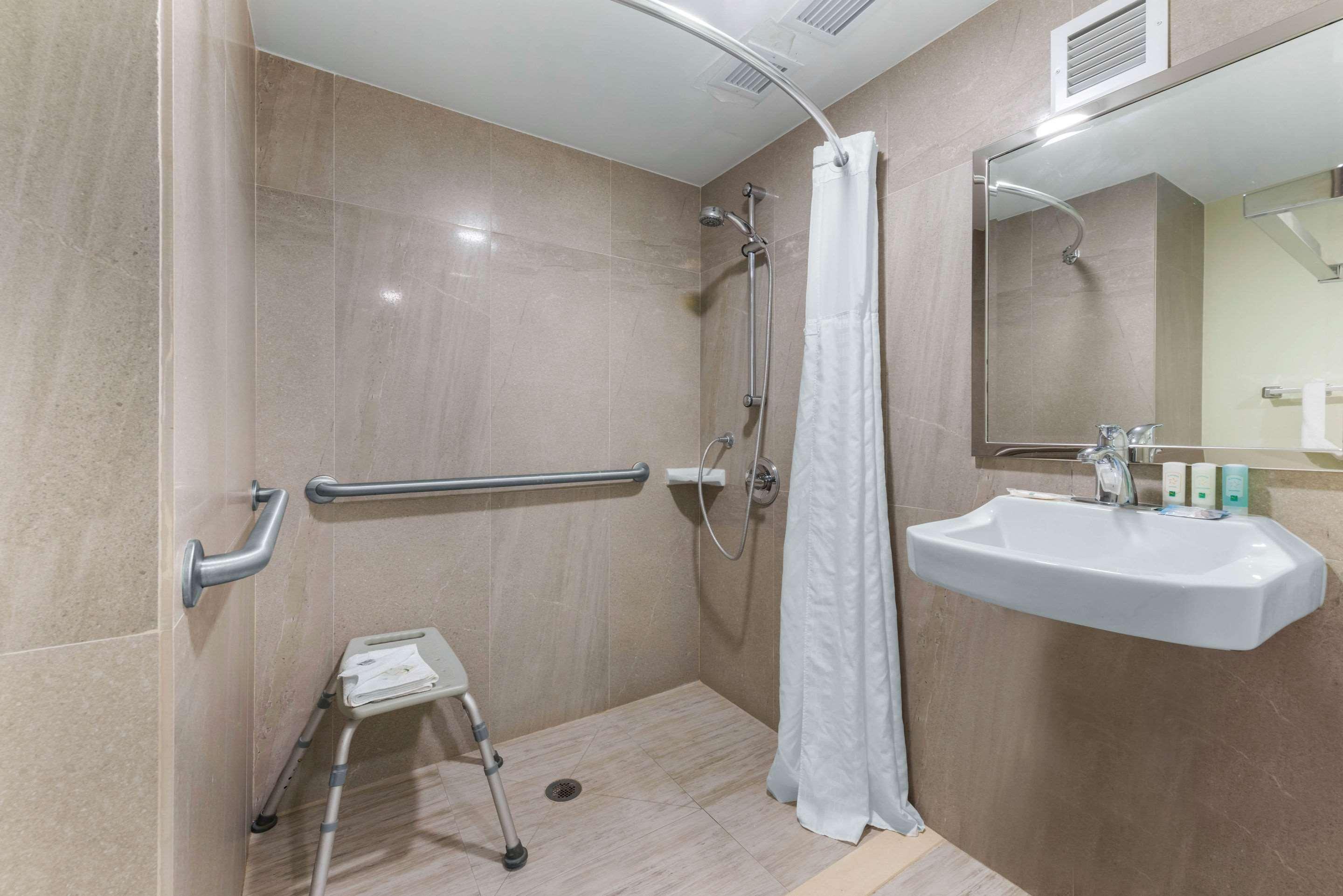 Quality North I-75 Motel 3*