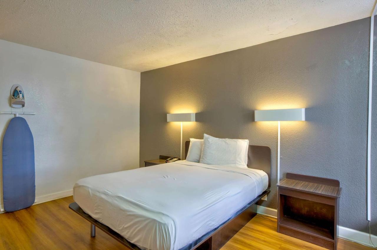 Hotel 6 Gainesville, Fl 2*