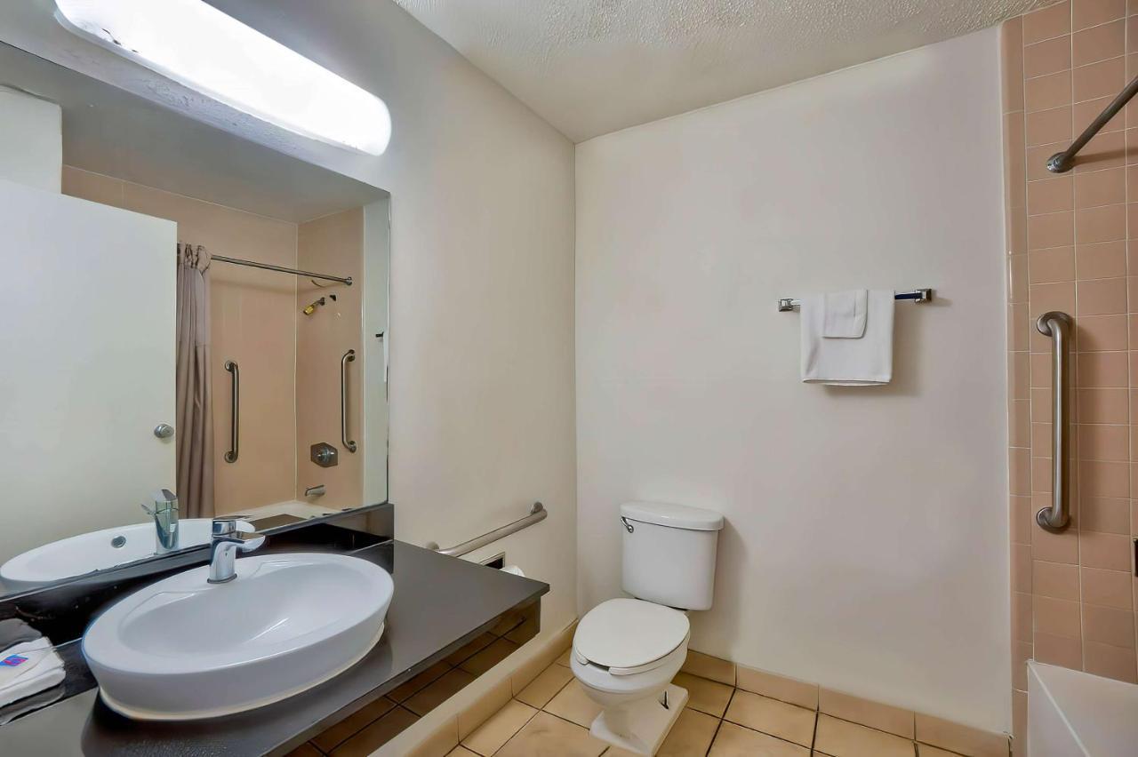 Hotel 6-gainesville, Fl 2*