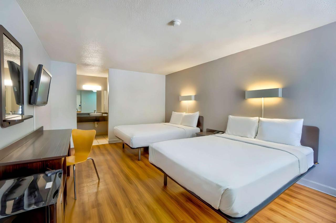 Hotel 6-gainesville, Fl 2*