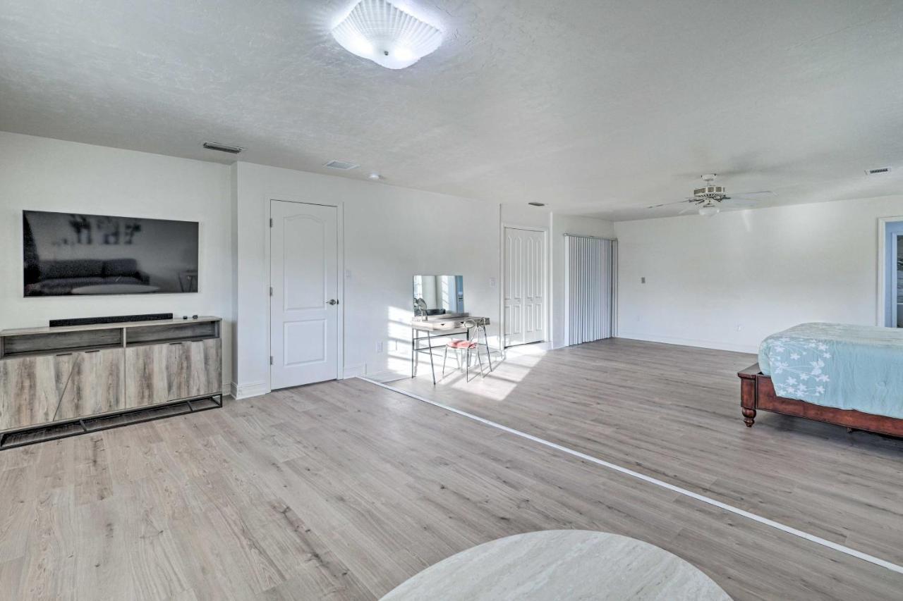 Holiday home Spacious Retreat With Backyard! *