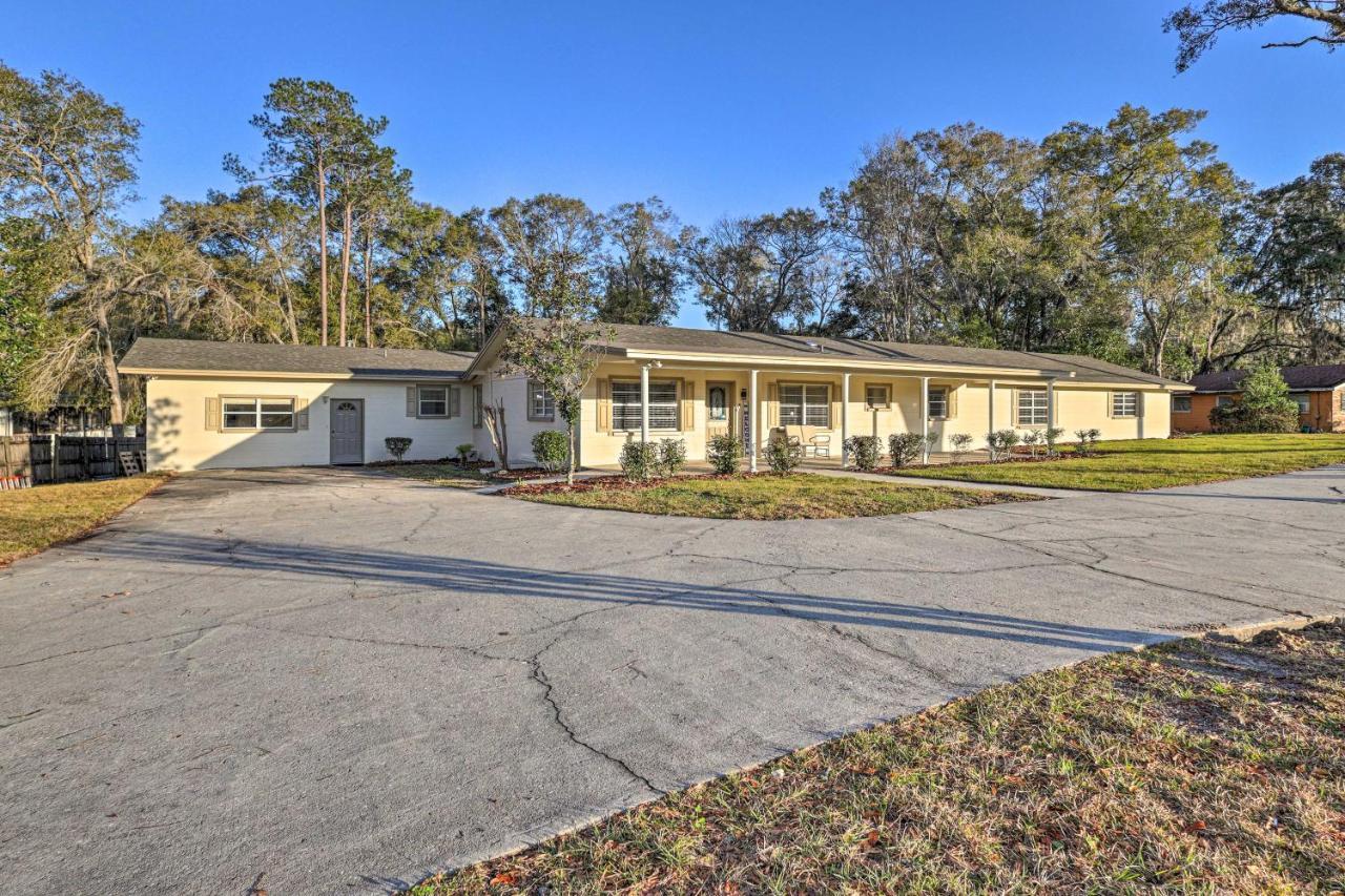Holiday home Spacious Retreat With Backyard! *