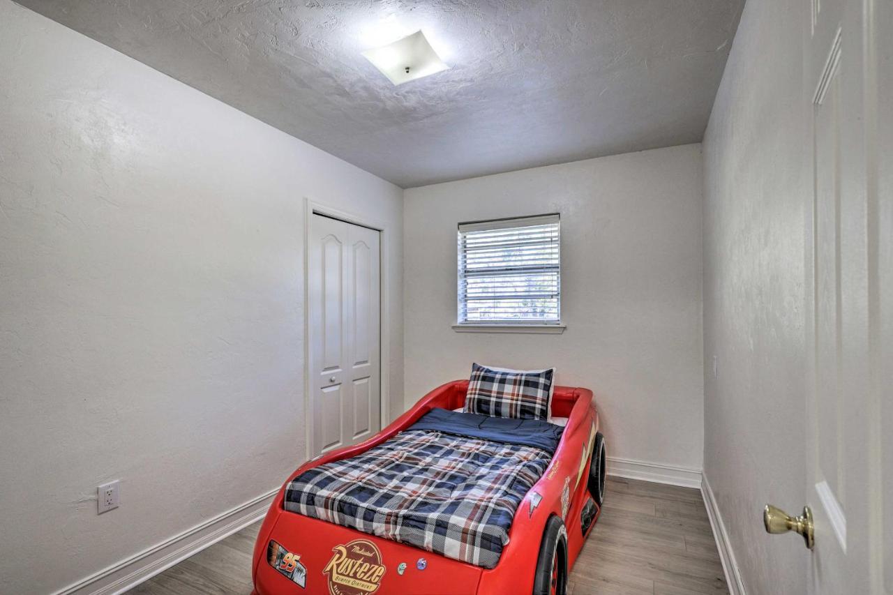 Holiday home Spacious Retreat With Backyard! *
