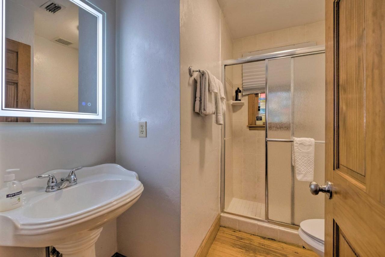 Charming Townhome Less Than 2 Mi To University