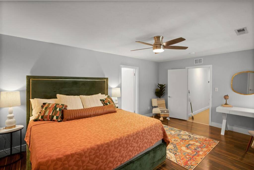 Casa de férias Uf Sunshine House - Patio & Bbq - Chef Kitchen - Ev Car Station - Upscale Neighborhood! *