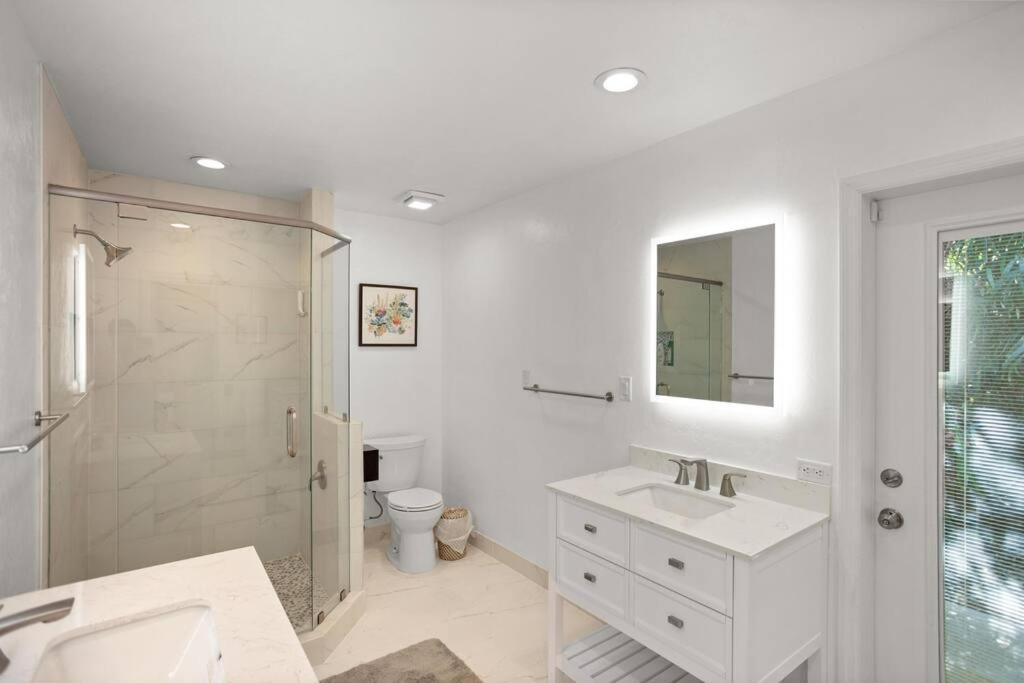 Casa de férias Uf Sunshine House - Patio & Bbq - Chef Kitchen - Ev Car Station - Upscale Neighborhood!