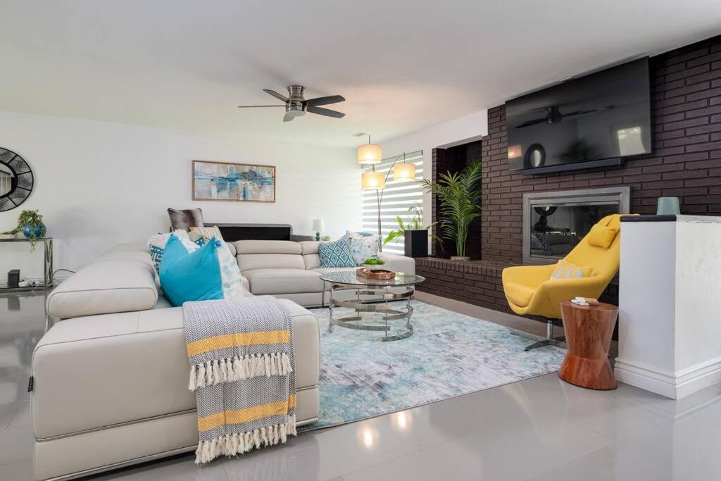 Uf Sunshine House - Patio & Bbq - Chef Kitchen - Ev Car Station - Upscale Neighborhood! Casa de férias *