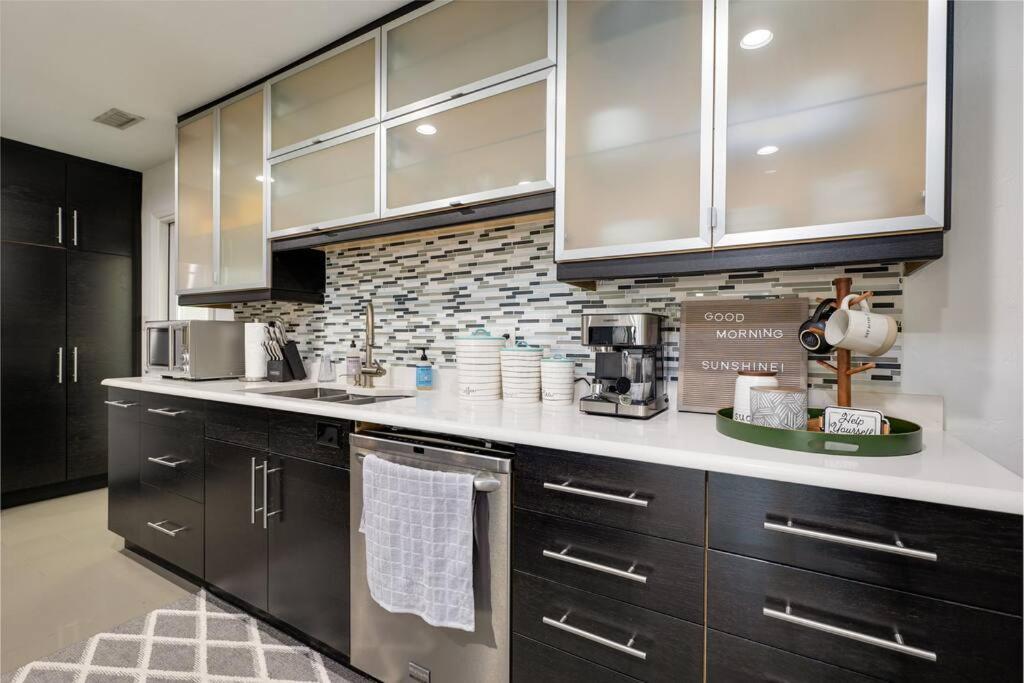 Uf Sunshine House - Patio & Bbq - Chef Kitchen - Ev Car Station - Upscale Neighborhood! Casa de férias *