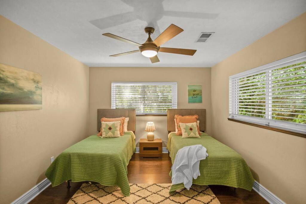 Casa de férias Uf Sunshine House - Patio & Bbq - Chef Kitchen - Ev Car Station - Upscale Neighborhood! *