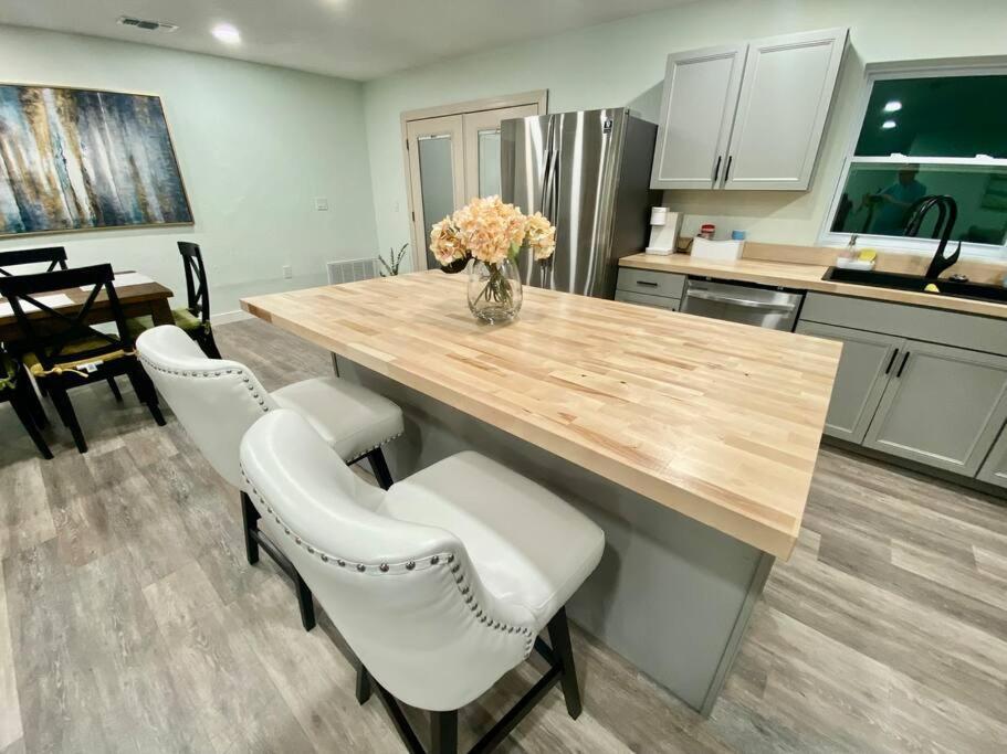 Charming Renovated With Jetted Tub/king Beds *
