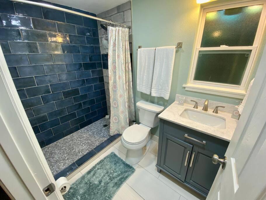 Serene Renovated Oasis Near Downtown Area *