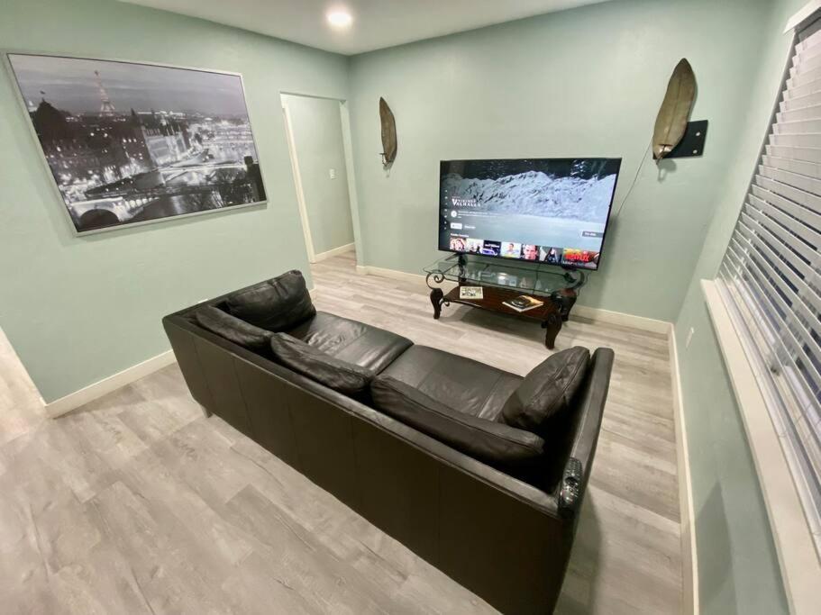 Holiday home Serene Renovated Oasis Near Downtown Area *