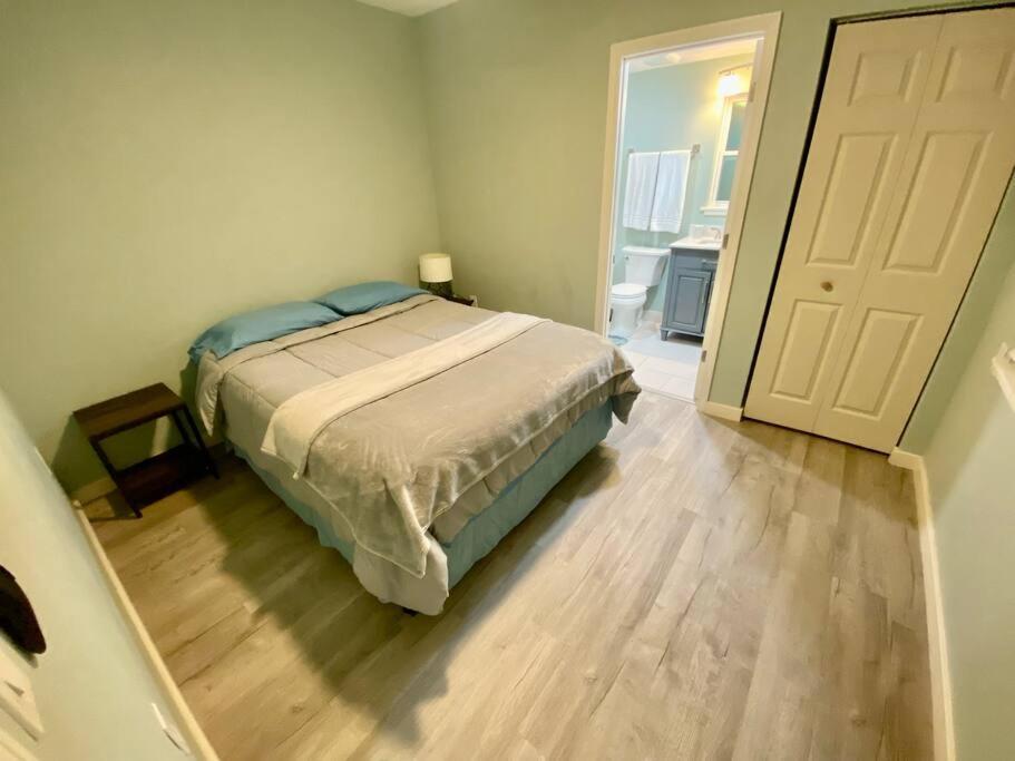 Serene Renovated Oasis Near Downtown Area Holiday home