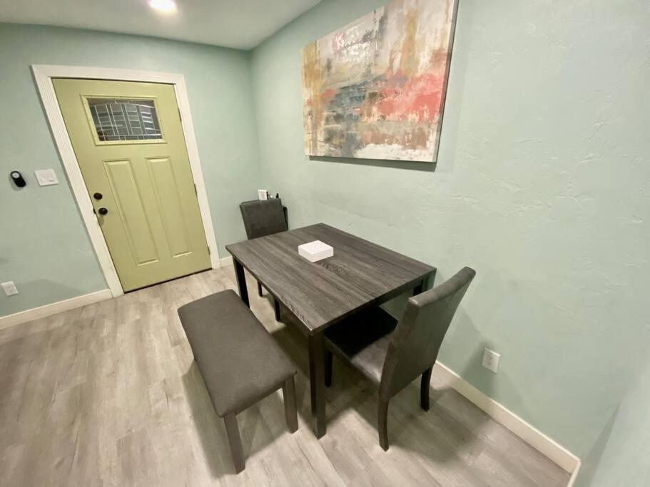 Holiday home Serene Renovated Oasis Near Downtown Area *