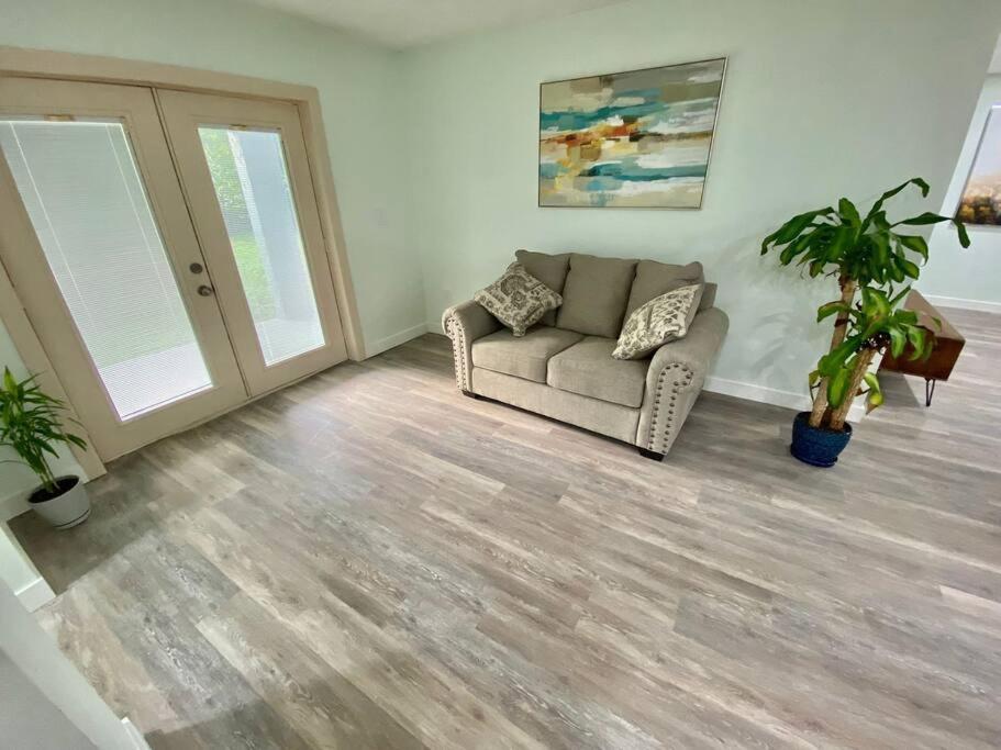 Casa de férias Charming Renovated With Jetted Tub/king Beds *
