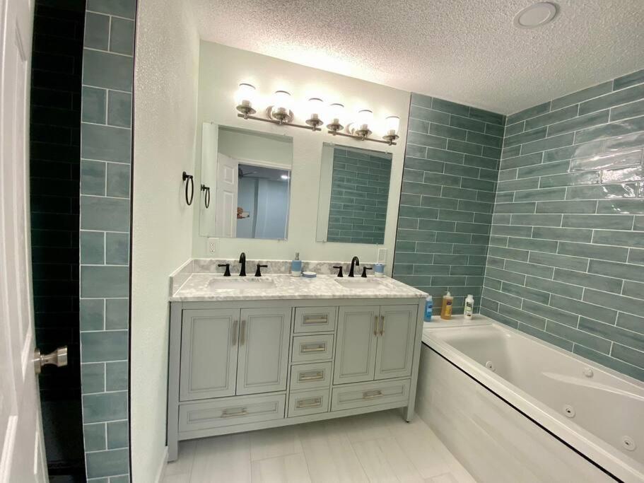 Casa de férias Charming Renovated With Jetted Tub/king Beds *
